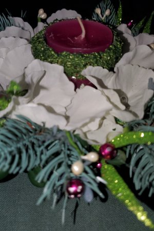 Робота Ікебана з білими квітами, зі свічкою у святковому мішку