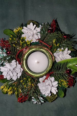 Робота Ікебана зі свічкою у святковому червоно-чорному кольорі