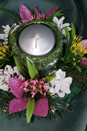 Работа Икэбана с свечкой и сиреневыми веточками