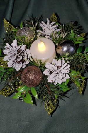 Работа Икэбана с коричневыми шарами с свечкой на батарейке в мешке