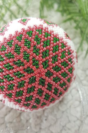 Работа  НОВОГОДНИЙ ШАР ИЗ БИСЕРА "Ромбы" 1 УКРАШЕНИЕ НА ЕЛКУ