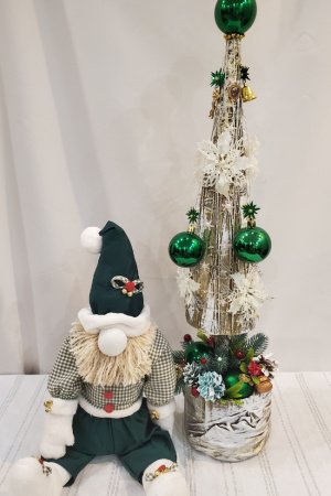 Работа Новогодняя большая ёлка с зеленными шарами