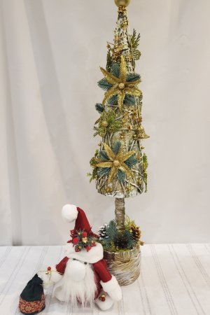 Работа Новогодняя ёлка в золоте в красном мешке