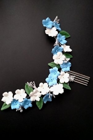 Робота Гребінець з блакитними квітами