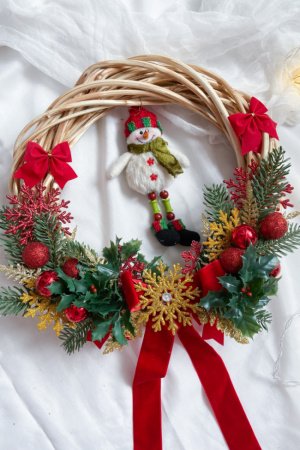 Робота Новорічний вінок на двері. Сніговичок