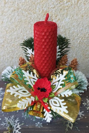 Робота НОВОРІЧНА КОМПОЗИЦІЯ ЗІ СВІЧКОЮ З ВОЩИНИ (06)