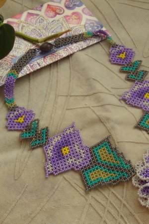 Робота Кольє в стилі учільських мотивів (светло фіолетова квітка)