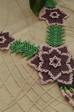 Работа Колье в стиле уичольских мотивов (темно фиолетовый цветок))