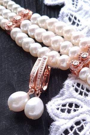 Робота Сережки з великими натуральними перлами та кристалами