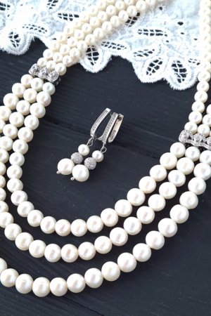 Работа Праздничные бусы и серьги из натурального жемчуга