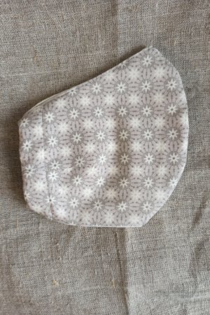 Работа Маска для лица Защитная, бежевые звездочки