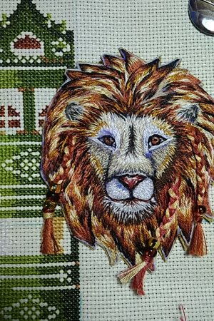 Работа Брошь лев с дредами