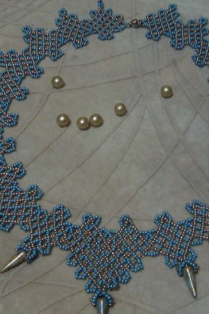 Робота Кольє з бісеру та намистин-пірамідок