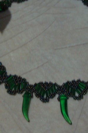 Работа Бисерное колье с подвесками-"клыками"