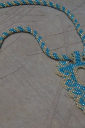Работа Бисерный жгутик с кулоном из бисера