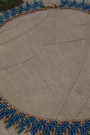 Робота Ніжне кольє з металізованого бісеру