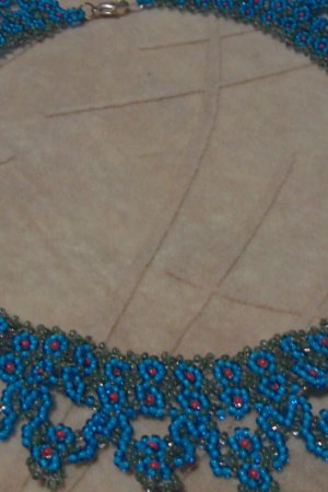 Робота Ажурне кольє з бісеру з квітковим принтом