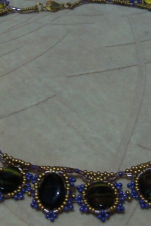 Работа Колье из овальных бусин и бисера