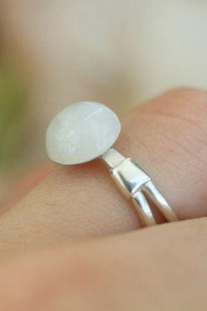 Робота Мінімалістичне срібне кільце з місячним каменем