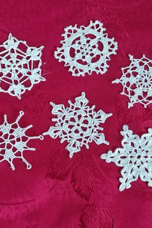 Работа Комплект вязаных снежинок