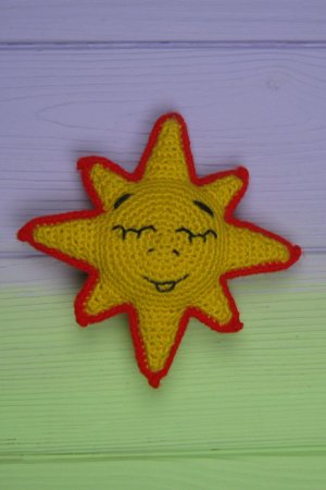 Робота Сонце з обличчя смайлик. В'язана вишита брошка ручної роботи