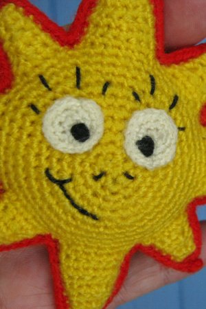 Робота Сонце обличчя смайлик. В'язана вишита брошка ручної роботи 1