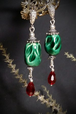 Работа Серебряные серьги бутылочно-зеленые бусины и красные капли