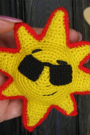 Работа Солнце лицом смайлик. Вязаная вышитая брошка ручной работы 2
