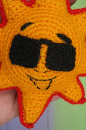 Робота Сонце обличчя смайлик. В'язана вишита брошка ручної роботи 4