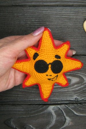 Работа Солнце лицом смайлик. Вязаная вышитая брошка ручной работы 5