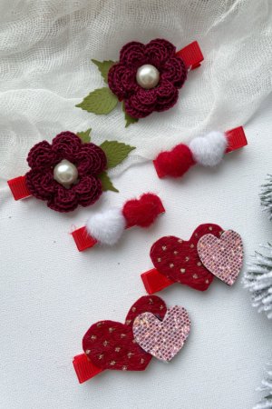 Робота Набір заколок.Помпони,квіти і пухнасті сердечка 2