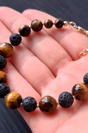 Работа Браслет из тигриного глаза и вулканической лавы "Год Тигра -2"