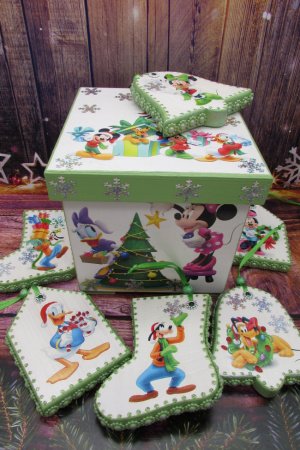 Робота Набір іграшок на ялинку в коробці