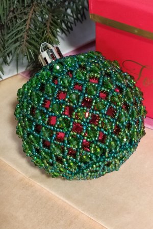 Робота Новорічна іграшка червоно-зелена куля