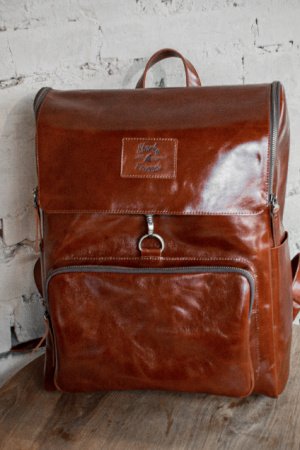 Робота Шкіряний рюкзак для ноутбука.