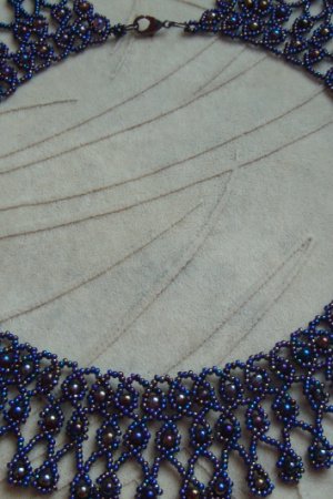 Работа Ажурное колье из бензинового бисера