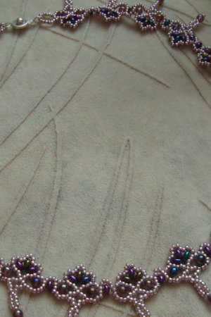 Работа Ажурное колье из бисера и бусинок