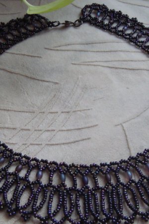 Работа Ажурное колье с вплетенными бусинками-бочонками