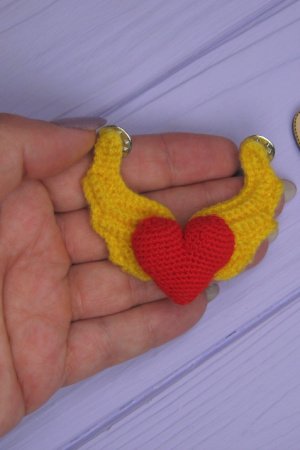 Работа Сердце с крыльями ангела, вязаная брошка ручной работы PSK 2