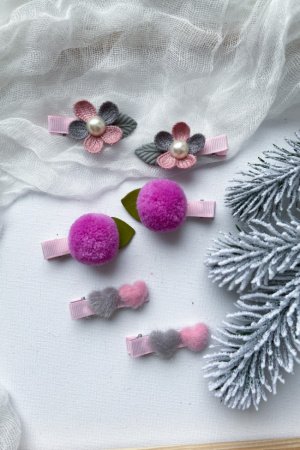 Робота Набір заколок.Помпони,квіти і пухнасті сердечка 6