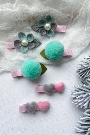 Робота Набір заколок.Помпони,квіти і пухнасті сердечка 8