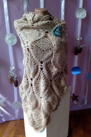 Работа Теплая шаль бежевого цвета