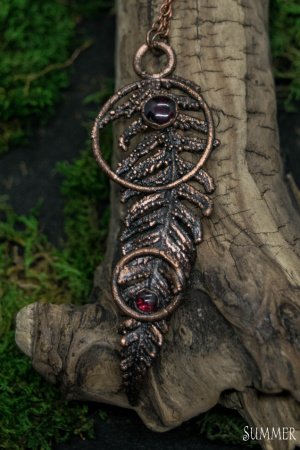 Работа Кулон 'Папоротник с гранатом'