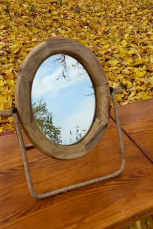 Работа Зеркало в деревянной рамке.