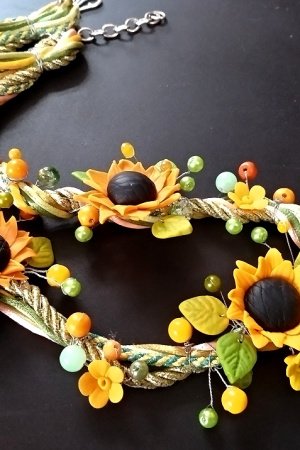 Работа Бусы с подсолнухом на военных шнурах