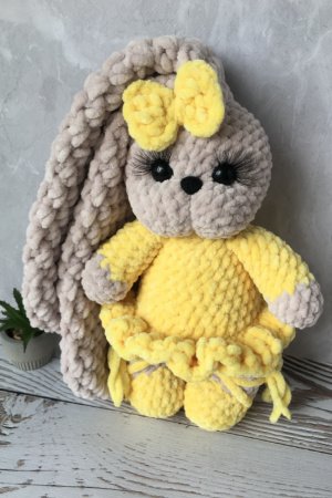 Работа Плюшевая зайка в желтом платье