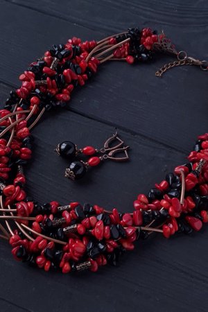 Робота Комплект з натуральних коралів та агату буси і сережки