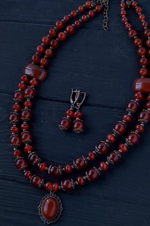 Работа Комплект из натурального сердолика колье двухрядное и серьги.