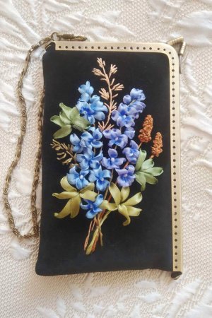 Работа Чехол для телефона с вышивкой лентами "Дельфиниум"