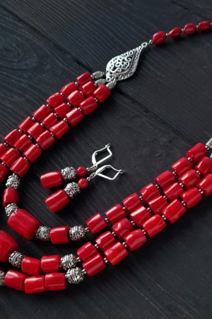 Робота Комплект з натуральних червоних коралів етно